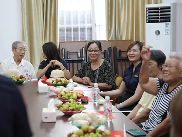 中庭裝飾集團(tuán)丨“情暖中秋，將愛(ài)傳承”——走進(jìn)金浦社區(qū)慰問(wèn)高齡老人